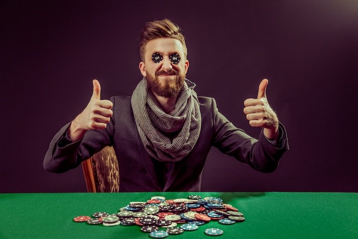 Pemandangan pertandingan sepak bola Eropa yang diikuti penggemar melalui platform online